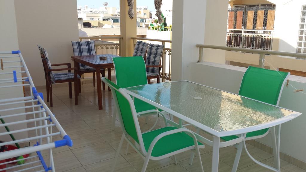 Panikos Beach Apartment I Larnaca Esterno foto